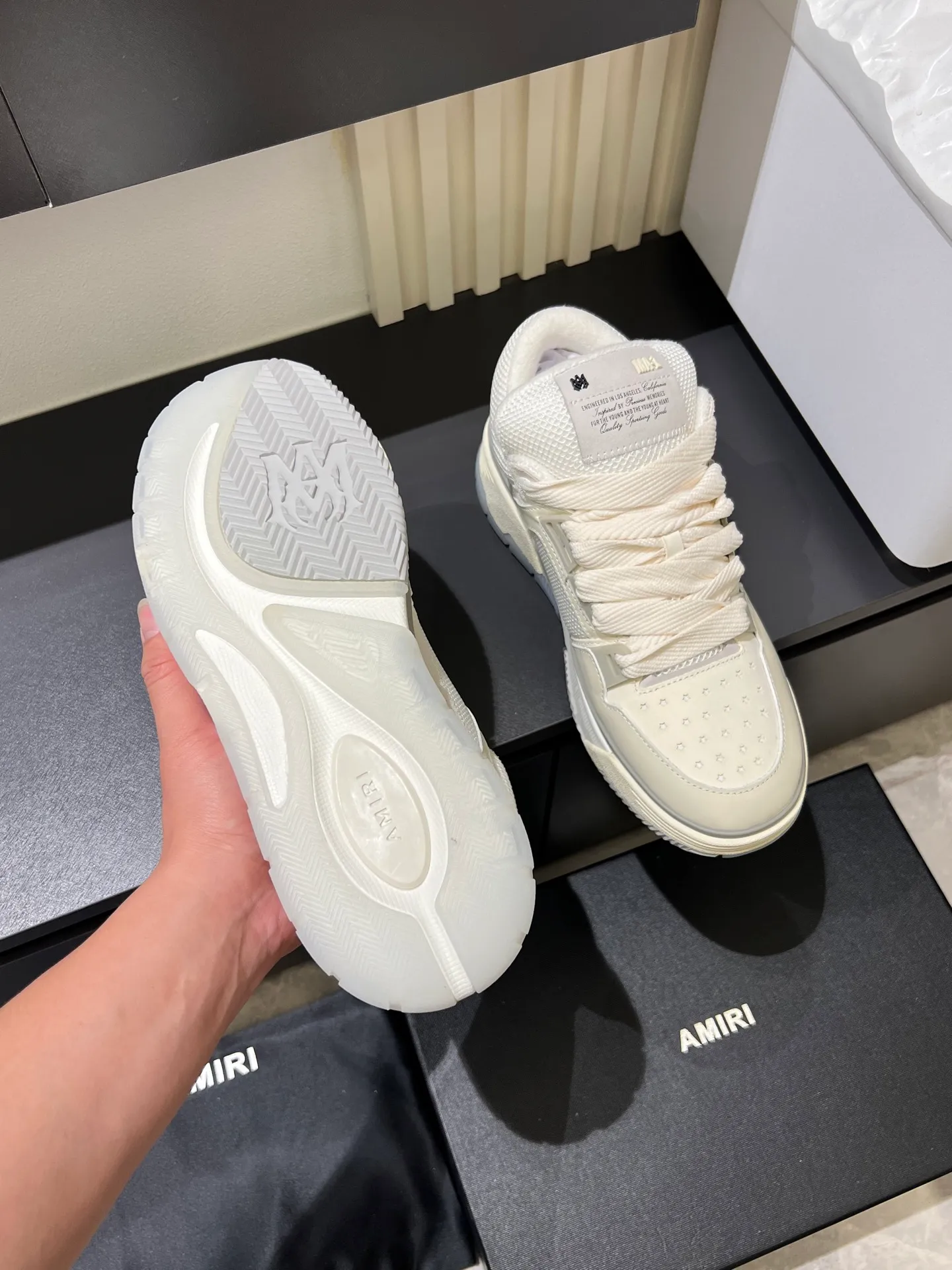 Men's shoes 💰p680 [AMIRI] 2025 spring and summer series new sneakers, new 🆕 bread shoes, bread shoes have a very special big tongue design, thickened outsole, rounded toe, oversized rubber sole and perforated star details, whoever wears them will look better! The appearance is responsible, the feet are retro and handsome! Size: 38-45